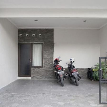 Dparagon Pamela 3 Hostel Yogyakarta Kültér fotó